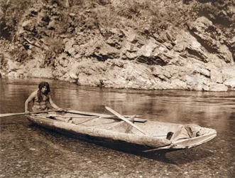 Un Yurok dans son canoë creusé